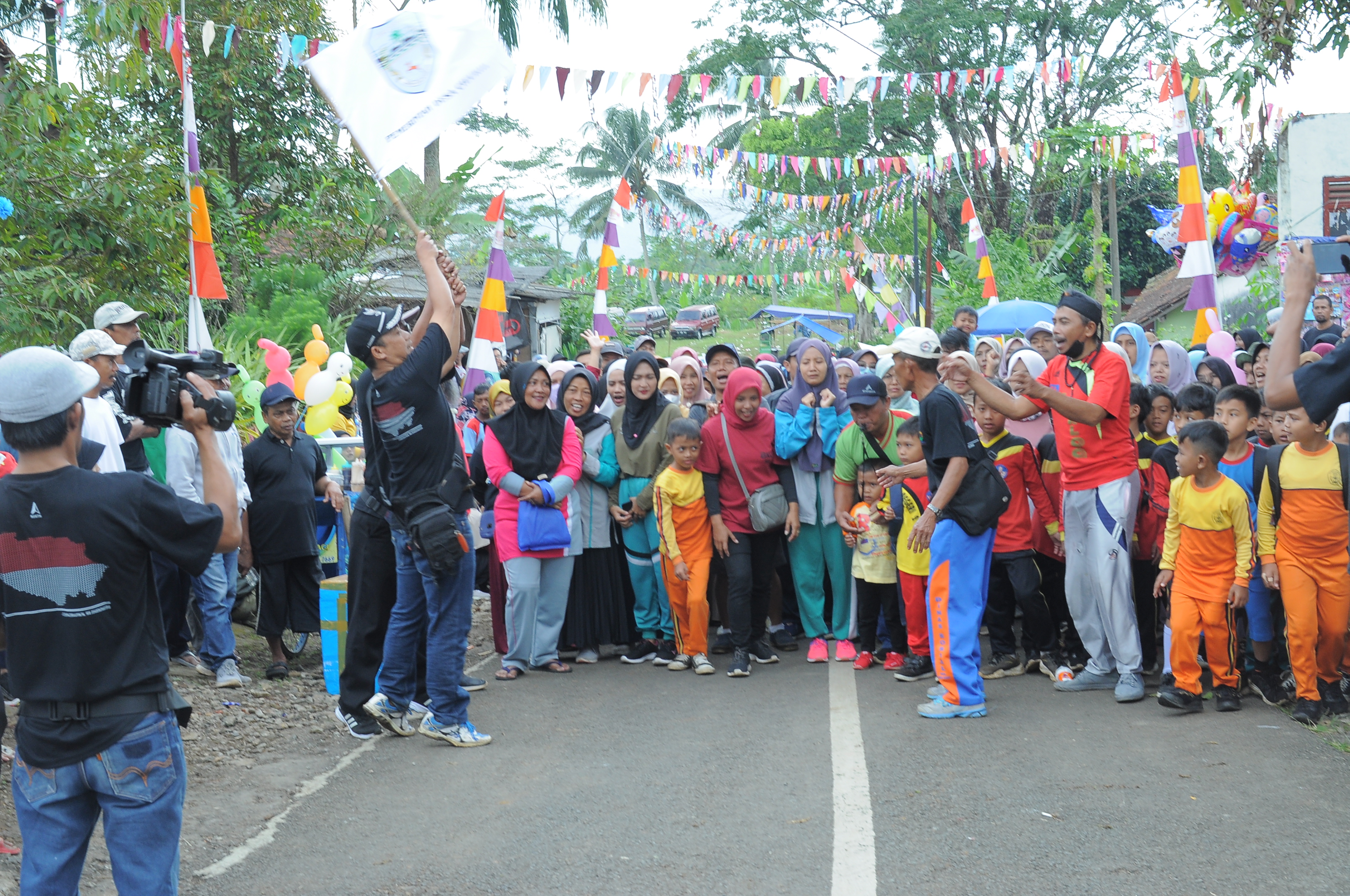 KEGIATAN JALAN SEHAT DALAM RANGKA HUT RI DAN MILANGKALA DESA CIEURIH TAHUN 2022