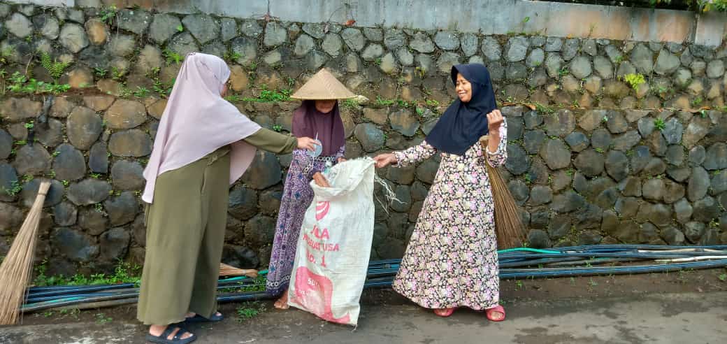 HARI BERSIH-BERSIH SEDUNIA DI DESA CIEURIH