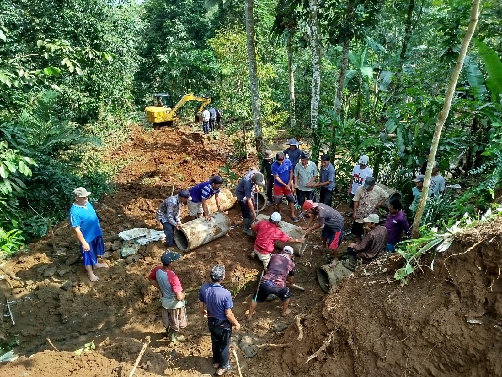 PEMBUKAAN LAHAN UNTUK PEMBANGUNAN JALAN LINGKUNGAN MANGLID DUSUN BANGBAYANG HILIR